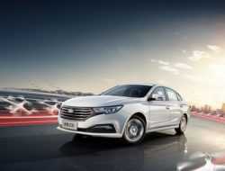 Китайцы везут в Россию сверхбюджетный седан FAW Besturn B30