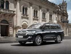 В России начались продажи обновленного Toyota Land Cruiser 200