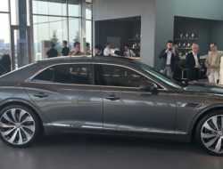 Новый Bentley Flying Spur показали в Москве