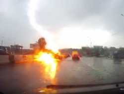 Видео: Молния попала в автомобиль под Новосибирском