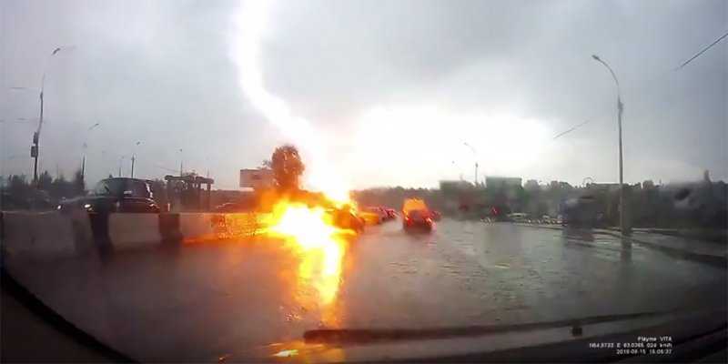  Видео: Молния попала в автомобиль под Новосибирском 