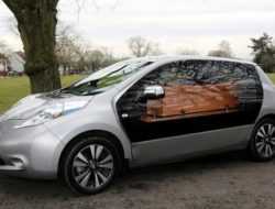 Британцы превратили Nissan Leaf в «зеленый» катафалк