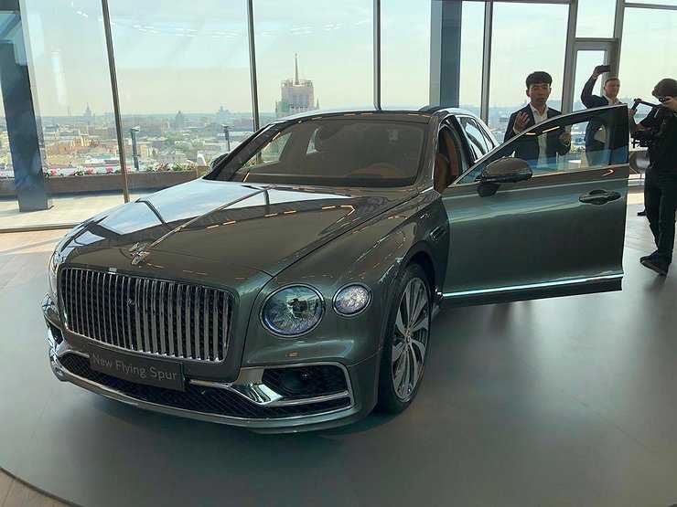 В России стартовали продажи нового роскошного седана Bentley Flying Spur