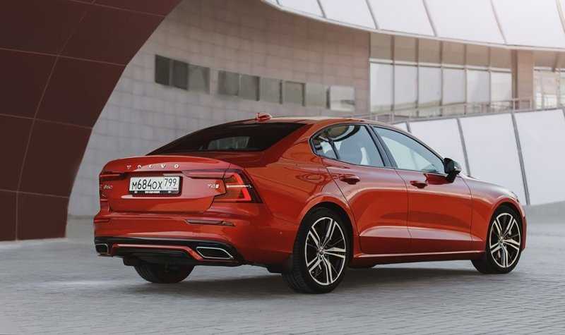 Volvo начала поставки в Россию седана S60