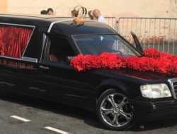 Полиция оштрафовала Собчак за езду в катафалке