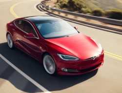 Видео: Tesla Model S бьет рекорд знаменитой американской трассы