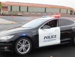 Полицейская Tesla разрядилась во время погони за преступником