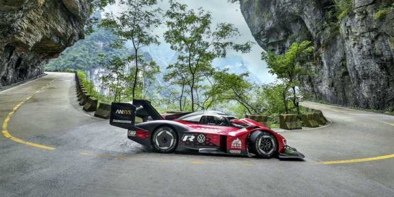  Видео: электрический Volkswagen установил рекорд трассы с 99 поворотами 