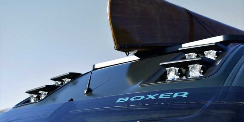  Peugeot Boxer превратили во внедорожный кемпер с ореховым каноэ 