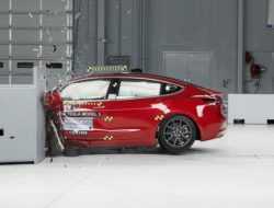 Видео: Tesla Model 3 разбили в краш-тестах