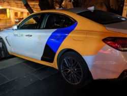 Автомобиль каршеринга застрял на ступеньках рядом с метро