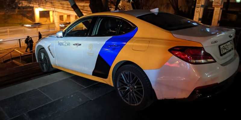 
                                    Автомобиль каршеринга застрял на ступеньках рядом с метро
                            