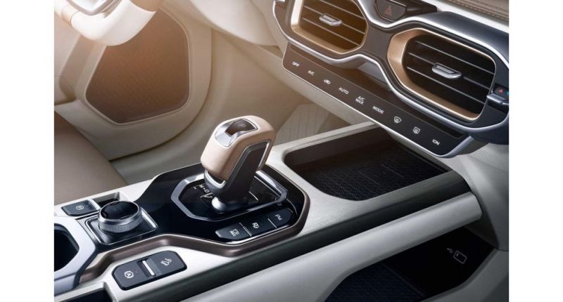 Geely представил компактный кроссовер на базе Volvo XC40