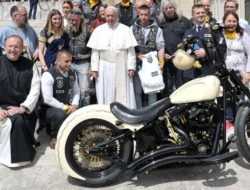 Harley-Davidson с автографом папы римского продали за 54 тысячи долларов