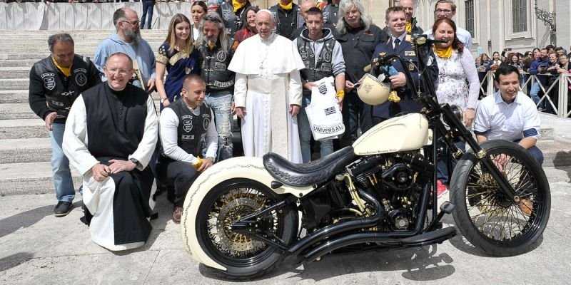 Harley-Davidson с автографом папы римского продали за 54 тысячи долларов