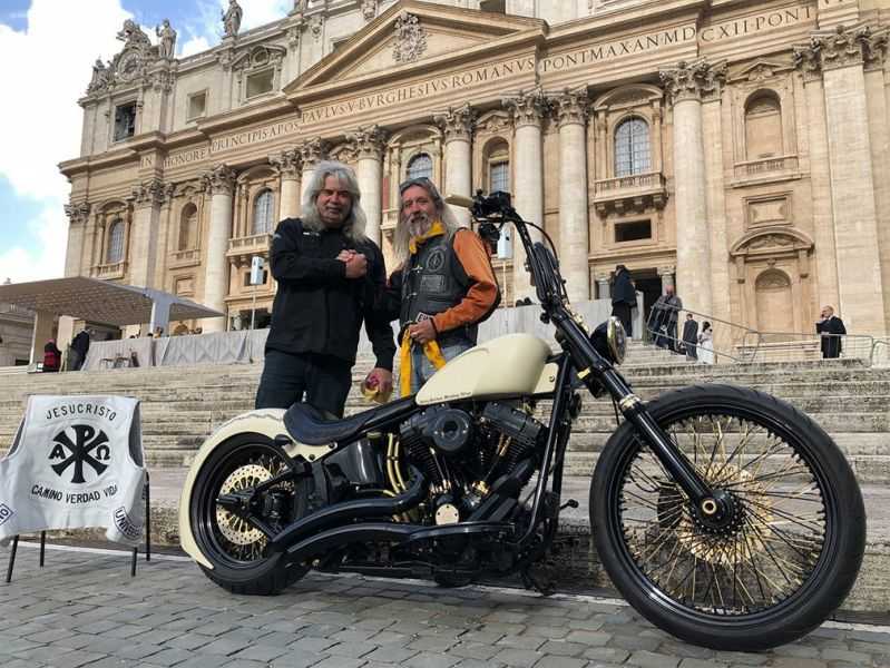 Harley-Davidson с автографом папы римского продали за 54 тысячи долларов