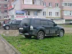 МАДИ: десятки тысяч водителей получили штрафы за парковку на газонах