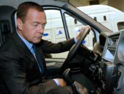 Медведев поручил изучить вопрос об отмене нештрафуемого порога +20 км/ч