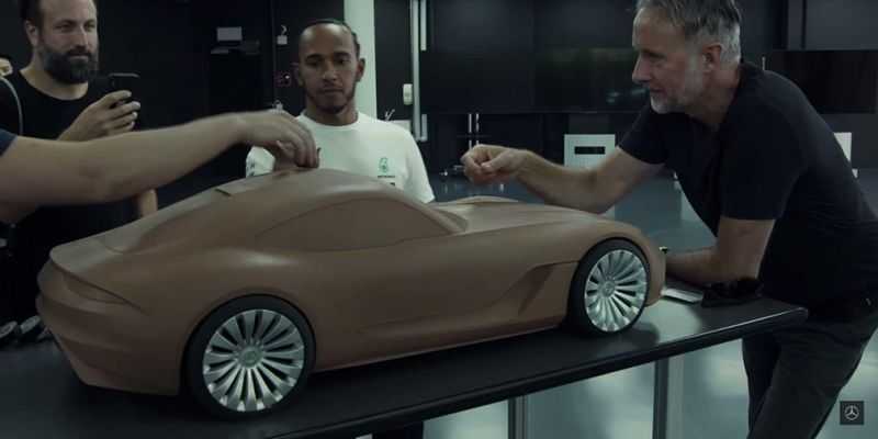 Mercedes показал Льюису Хэмилтону макет загадочного суперкара