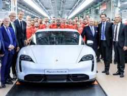 Porsche показала на видео сборку Taycan на «заводе будущего»