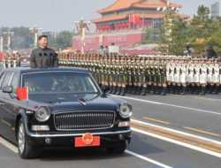 Председатель Китая принял юбилейный парад на 6,5-метровом лимузине