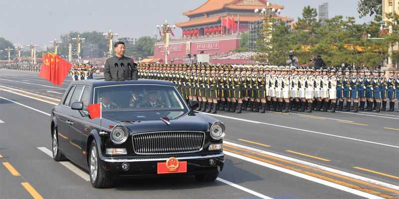 
                                    Председатель Китая принял юбилейный парад на 6,5-метровом лимузине
                            