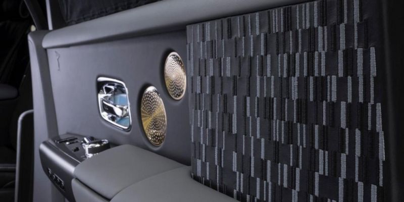 
                                    Rolls-Royce привез в Россию уникальный Phantom с фрагментом метеорита
                            