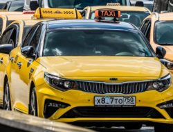 Стало известно, сколько зарабатывают таксисты в Москве