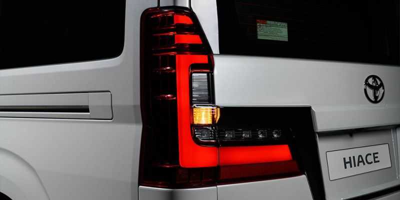 Toyota привезла в Россию роскошную версию минивэна Hiace