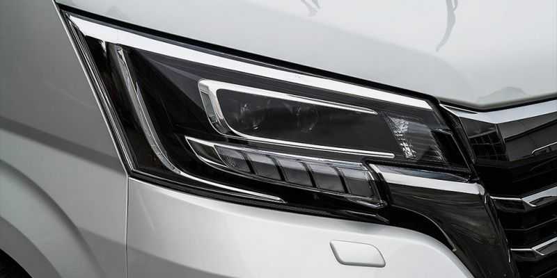 Toyota привезла в Россию роскошную версию минивэна Hiace