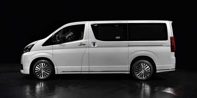 Toyota привезла в Россию роскошную версию минивэна Hiace