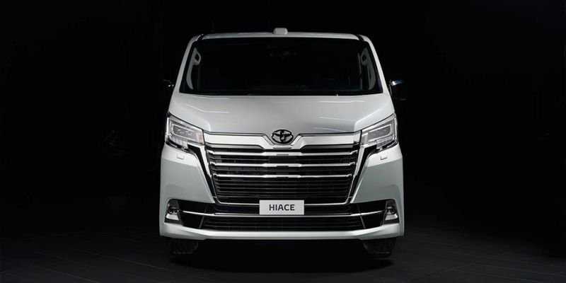 Toyota привезла в Россию роскошную версию минивэна Hiace