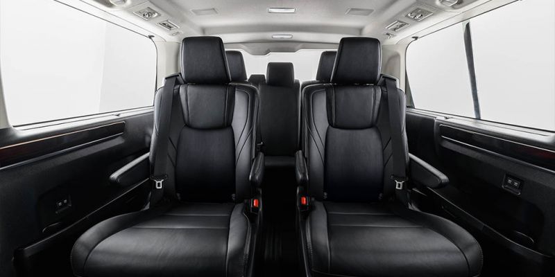 Toyota привезла в Россию роскошную версию минивэна Hiace