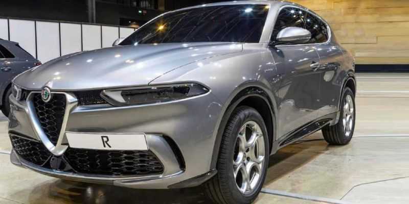 
                                    В интернете рассекретили внешность нового кроссовера Alfa Romeo
                            