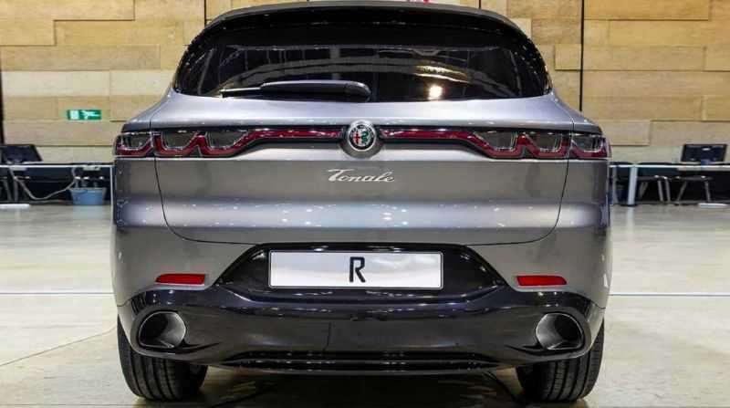 
                                    В интернете рассекретили внешность нового кроссовера Alfa Romeo
                            