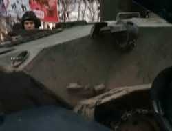 Видео: броневик протаранил легковушку в Костроме