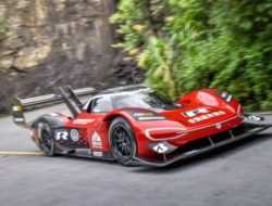 Видео: рекорд Volkswagen на трассе с 99 поворотами показали из кабины