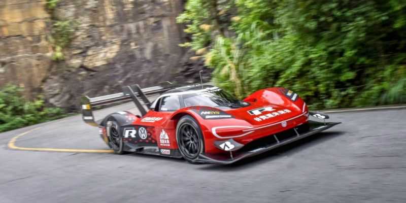 
                                    Видео: рекорд Volkswagen на трассе с 99 поворотами показали из кабины
                            