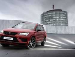 Видео: спортивный кроссовер Cupra устроил гонку на крыше дома в Париже