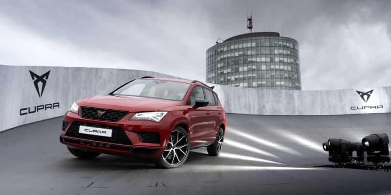 Видео: спортивный кроссовер Cupra устроил гонку на крыше дома в Париже