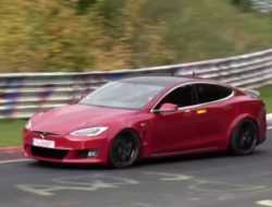Видео: Tesla продолжила подготовку к рекорду на Нюрбургринге