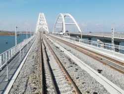 Запуск грузовых поездов по Крымскому мосту отложили из-за древней усадьбы