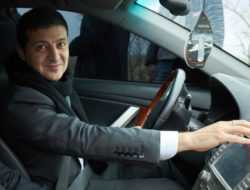 Зеленский проехал по отремонтированной трассе на старой Toyota Camry