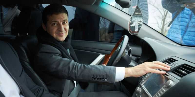 Зеленский проехал по отремонтированной трассе на старой Toyota Camry