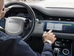 Автомобили Jaguar Land Rover научились загружать новое ПО «по воздуху»