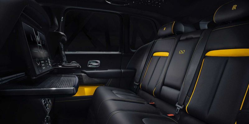 
                                    Кроссовер Rolls-Royce получил &laquo;черную&raquo; версию и стал мощнее
                            