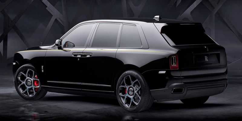 
                                    Кроссовер Rolls-Royce получил &laquo;черную&raquo; версию и стал мощнее
                            