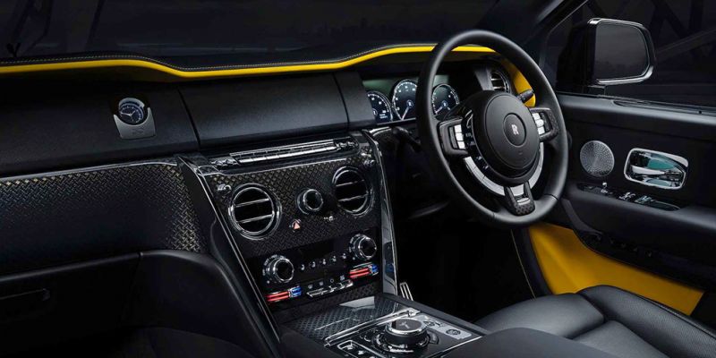 
                                    Кроссовер Rolls-Royce получил &laquo;черную&raquo; версию и стал мощнее
                            