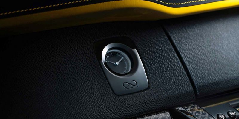 
                                    Кроссовер Rolls-Royce получил &laquo;черную&raquo; версию и стал мощнее
                            