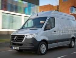 Mercedes отправит на сервис автомобили в России из-за дефекта оптики